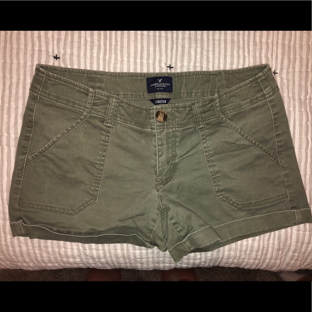 AMERICAN EAGLE OLIVE KHAKI SHORTS